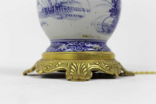 Paire de lampes en faïence bleu blanc et bronze doré, circa 1880 – Image 2