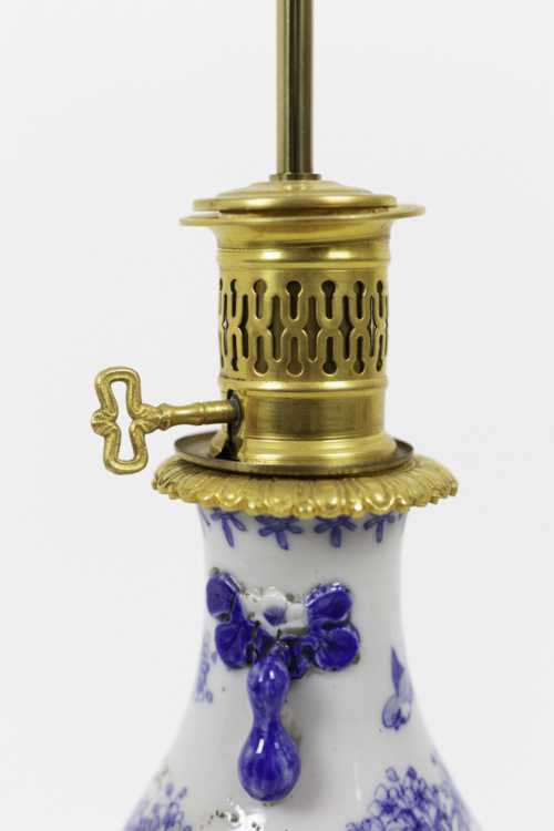 Paire de lampes en faïence bleu blanc et bronze doré, circa 1880 – Image 3