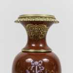 Paire de petits vases en porcelaine rouge et bronze doré, circa 1900 – Image 6