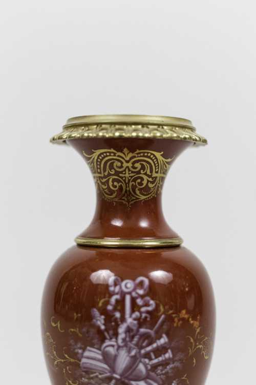 Paire de petits vases en porcelaine rouge et bronze doré, circa 1900 – Image 6