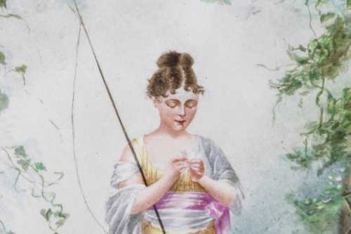 Plaque en porcelaine peinte figurant une pêcheuse, XIXe siècle – Image 4