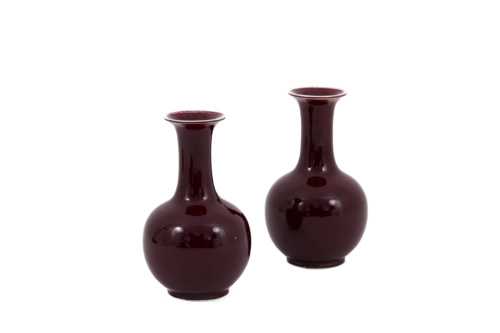 Paire de vases en porcelaine rouge sang-de-bœuf, années 1950