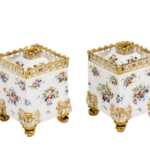 Paire de pots couverts en porcelaine de Paris, XIXe siècle