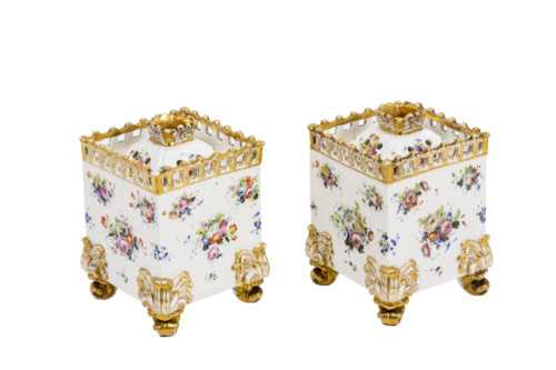 Paire de pots couverts en porcelaine de Paris, XIXe siècle