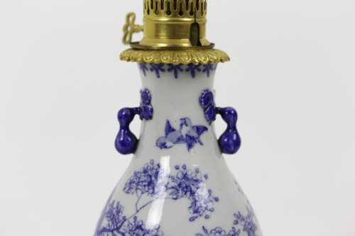 Paire de lampes en faïence bleu blanc et bronze doré, circa 1880 – Image 9