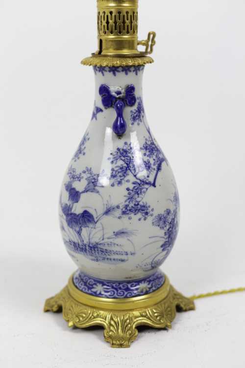 Paire de lampes en faïence bleu blanc et bronze doré, circa 1880 – Image 8