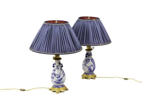 Paire de lampes en faïence bleu blanc et bronze doré, circa 1880