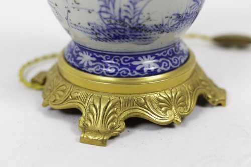 Paire de lampes en faïence bleu blanc et bronze doré, circa 1880 – Image 7