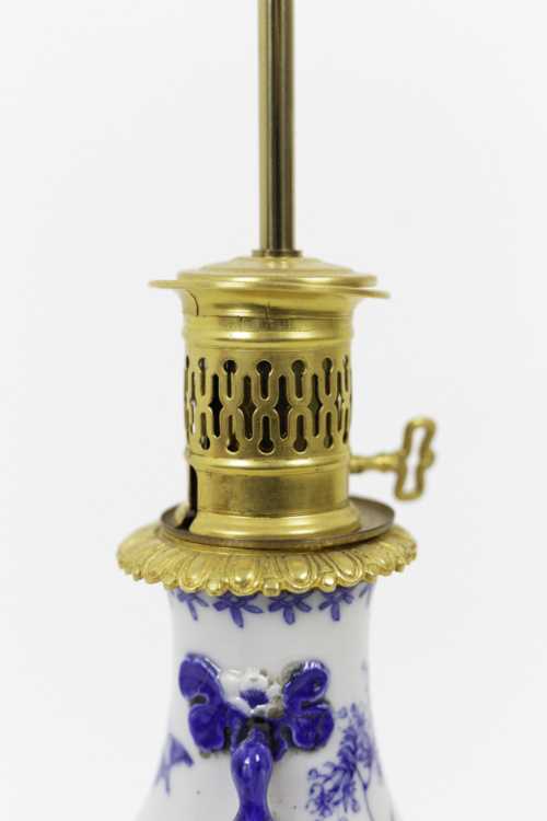 Paire de lampes en faïence bleu blanc et bronze doré, circa 1880 – Image 5