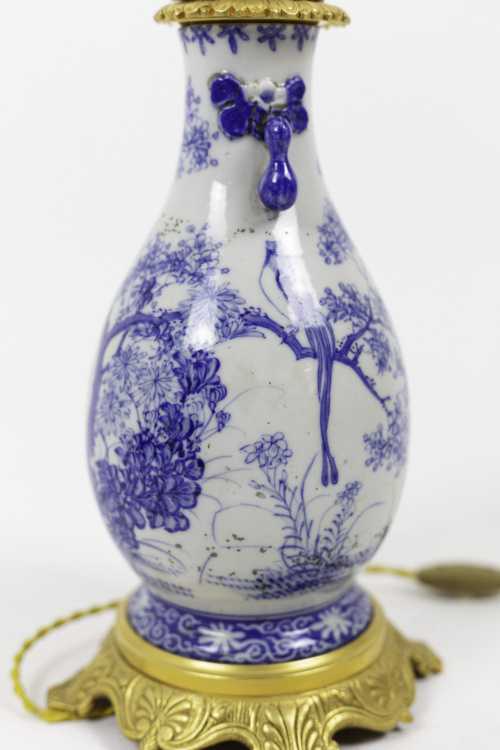 Paire de lampes en faïence bleu blanc et bronze doré, circa 1880 – Image 4