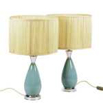 Paire de lampes en porcelaine bleue et laiton argenté, années 1970