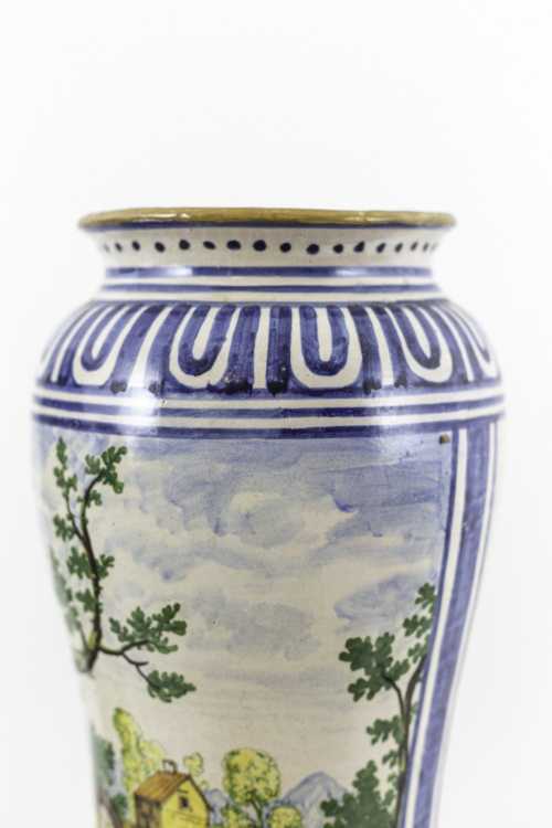 Paire de grands vases en faïence polychrome, XIXe siècle – Image 3