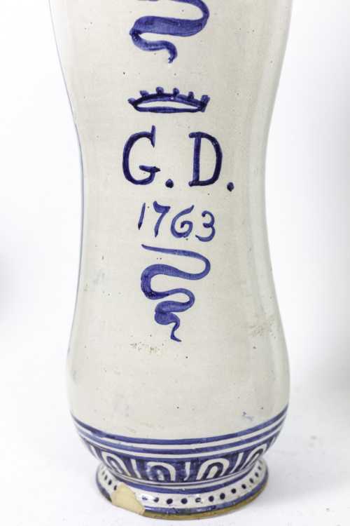 Paire de grands vases en faïence polychrome, XIXe siècle – Image 2