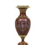 Paire de petits vases en porcelaine rouge et bronze doré, circa 1900 – Image 5