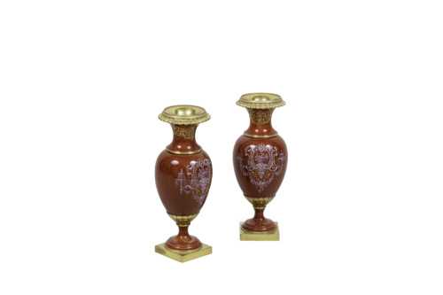 Paire de petits vases en porcelaine rouge et bronze doré, circa 1900