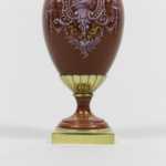 Paire de petits vases en porcelaine rouge et bronze doré, circa 1900 – Image 4