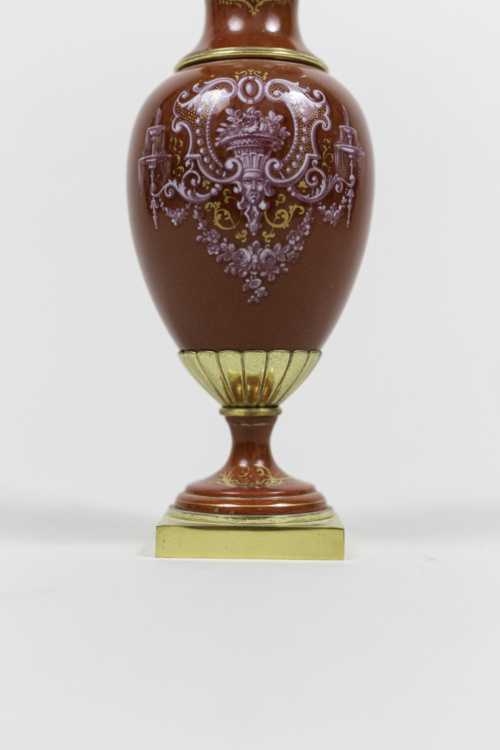 Paire de petits vases en porcelaine rouge et bronze doré, circa 1900 – Image 4