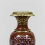 Paire de petits vases en porcelaine rouge et bronze doré, circa 1900 – Image 7