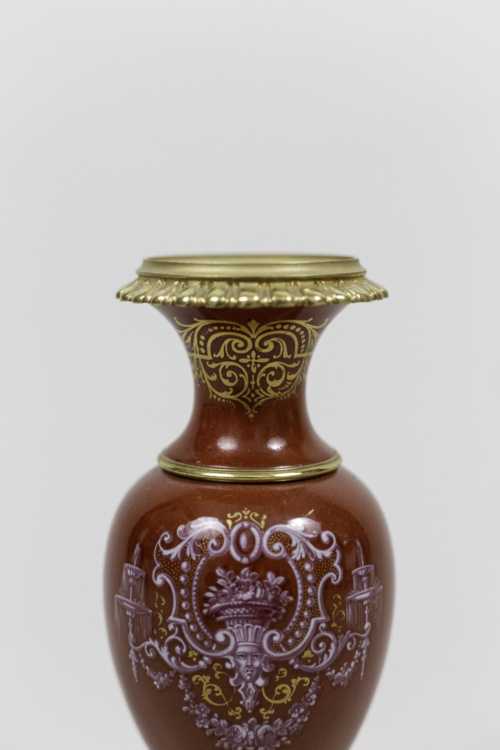 Paire de petits vases en porcelaine rouge et bronze doré, circa 1900 – Image 7