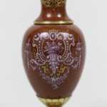 Paire de petits vases en porcelaine rouge et bronze doré, circa 1900 – Image 3