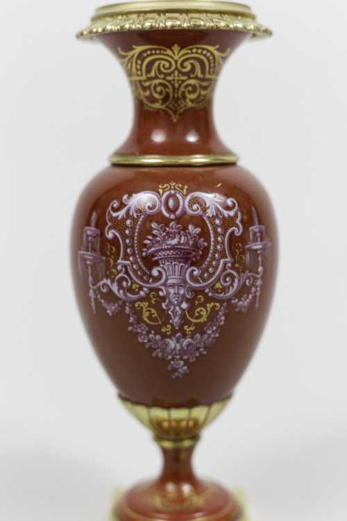 Paire de petits vases en porcelaine rouge et bronze doré, circa 1900 – Image 3