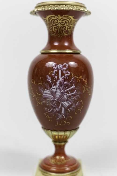 Paire de petits vases en porcelaine rouge et bronze doré, circa 1900 – Image 2