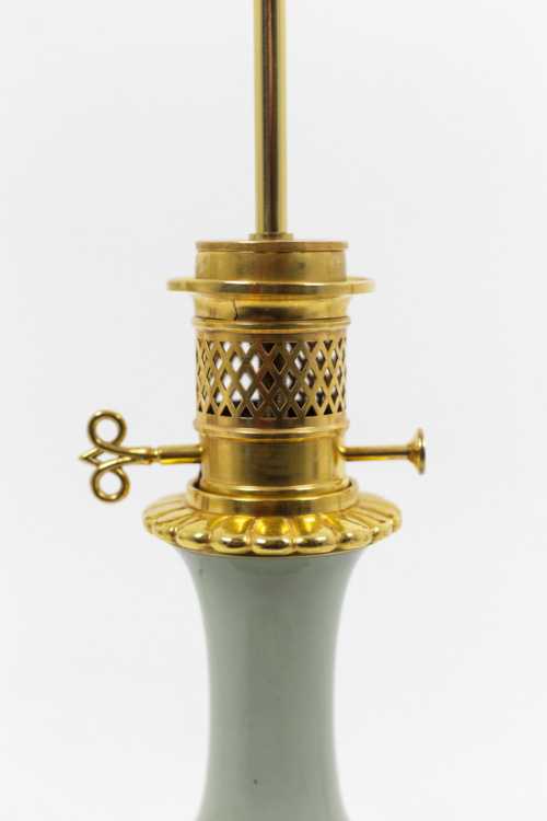 Paire de lampes de style Louis XVI en porcelaine céladon, circa 1880 – Image 7