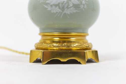 Paire de lampes de style Louis XVI en porcelaine céladon, circa 1880 – Image 5