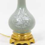 Paire de lampes de style Louis XVI en porcelaine céladon, circa 1880 – Image 3