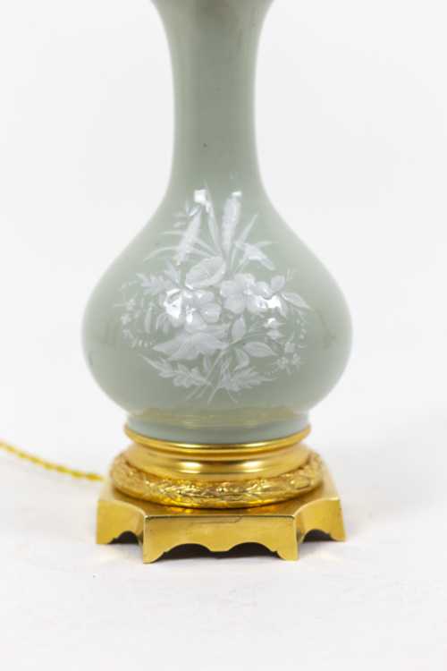 Paire de lampes de style Louis XVI en porcelaine céladon, circa 1880 – Image 3