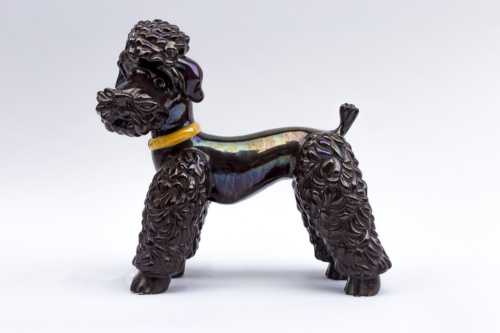 Sculpture caniche en faïence marron irisée, vers 1940 – Image 3