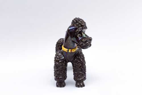 Sculpture caniche en faïence marron irisée, vers 1940