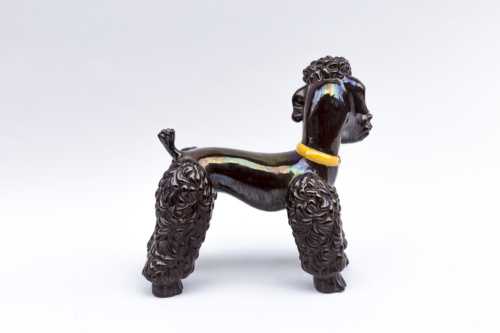Sculpture caniche en faïence marron irisée, vers 1940 – Image 2
