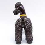 Sculpture caniche en faïence marron irisée, vers 1940 – Image 4
