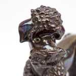 Sculpture caniche en faïence marron irisée, vers 1940 – Image 5