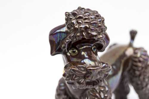 Sculpture caniche en faïence marron irisée, vers 1940 – Image 5