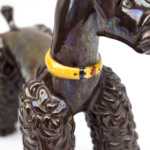 Sculpture caniche en faïence marron irisée, vers 1940 – Image 7
