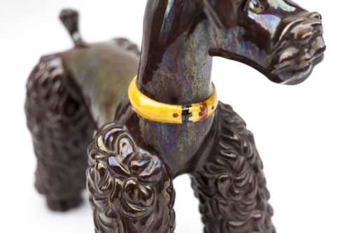 Sculpture caniche en faïence marron irisée, vers 1940 – Image 7
