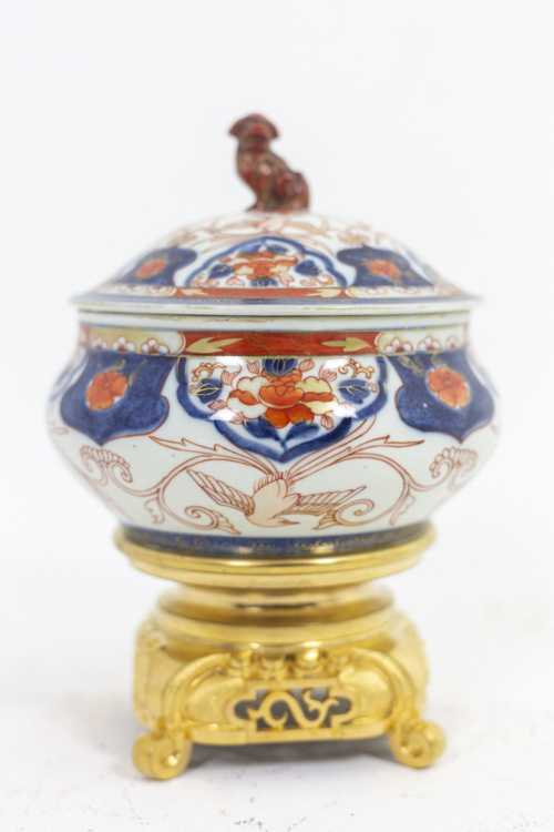 Bonbonnière Imari - porcelaine et socle