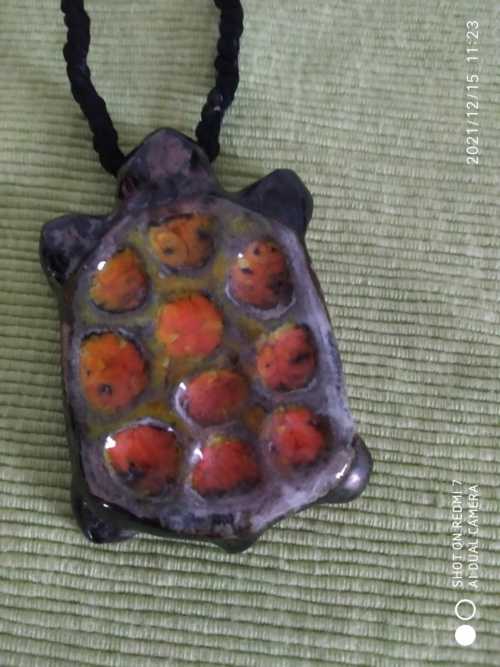 Alice Colonieu , pendentif à la tortue