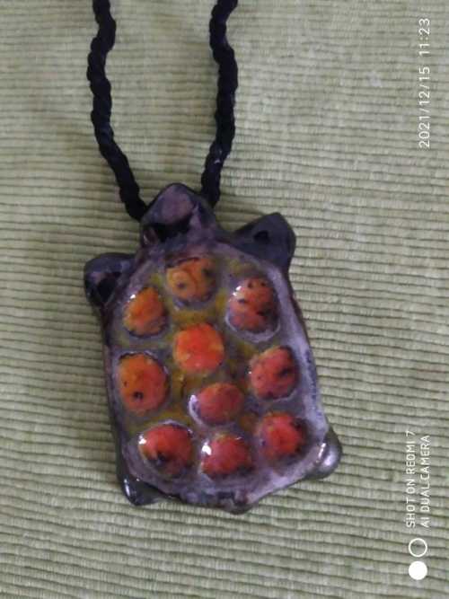 Alice Colonieu , pendentif à la tortue – Image 2