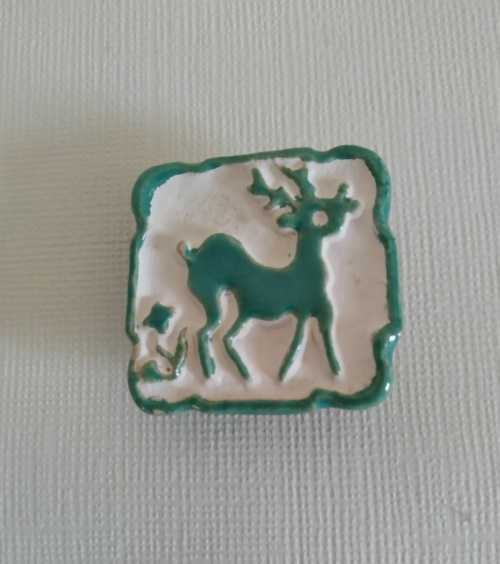 Mithé Espelt pour Line Vautrin , bouton carré