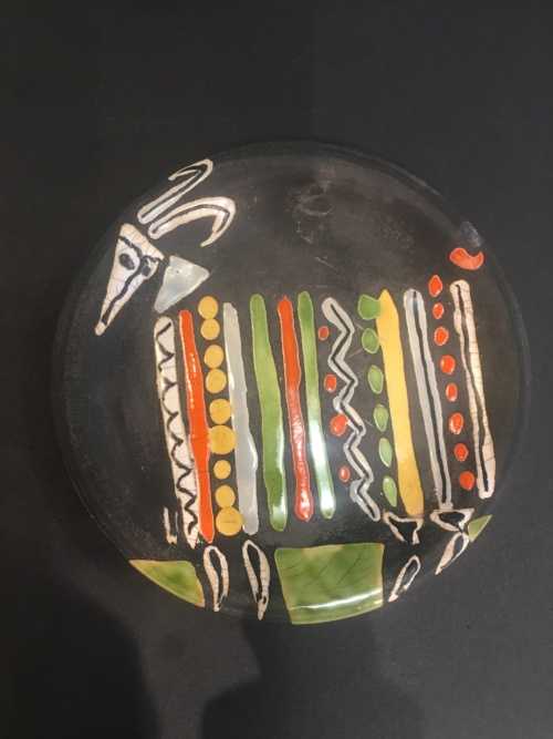 Capron - assiette fond noir mât - motif émaillé