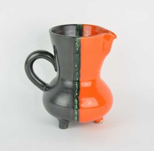 Cerenne, Pichet orange et noir