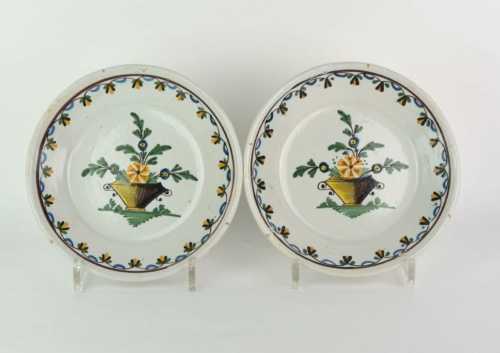 Nevers, Paire de petites assiettes ou coupelles.