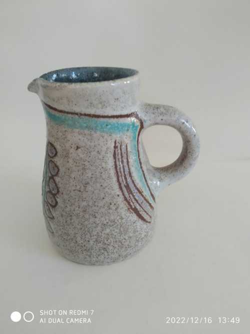 Accolay , pichet bleu et mauve – Image 3