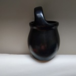 Pol Chambost , vase noir , à anse decentrée