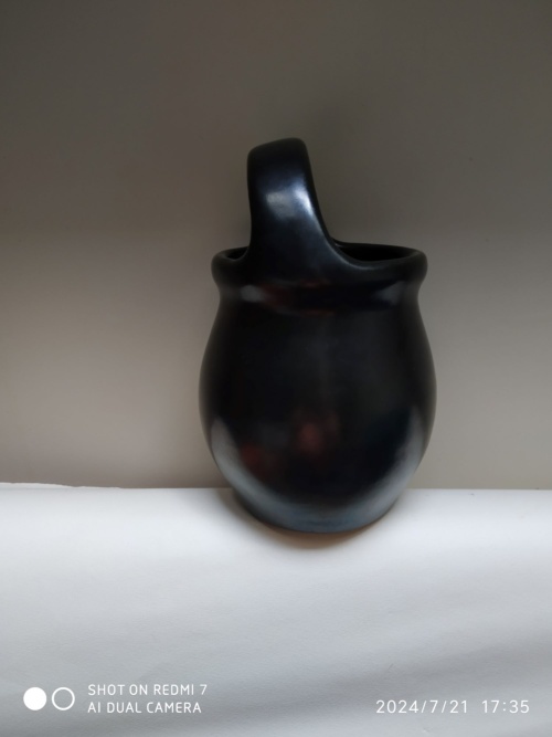 Pol Chambost , vase noir , à anse decentrée